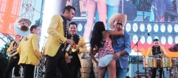 El famoso 'Layín' salió travieso con las mujeres El famoso 'Layín' salió travieso con las mujeres