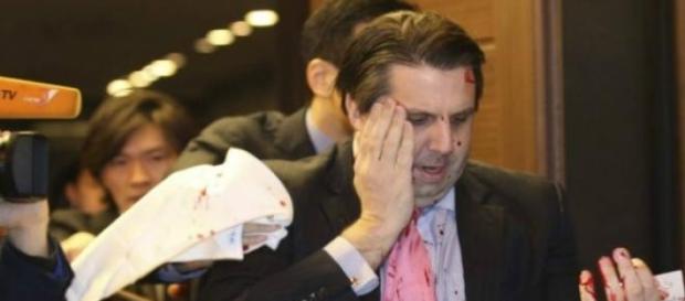 Embaixador americano foi agredido durante evento Embaixador americano foi agredido durante evento