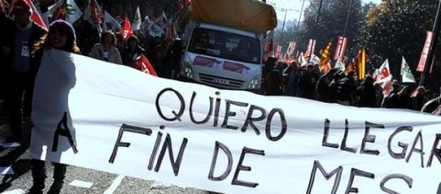 Gente con pancartas como protesta sobre la crisis Gente con pancartas como protesta sobre la crisis