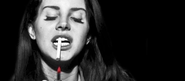 Lana Del Rey desea encender ese cigarrillo Lana Del Rey desea encender ese cigarrillo