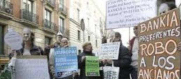 Manifestantes contra las preferentes de Bankia. Manifestantes contra las preferentes de Bankia.