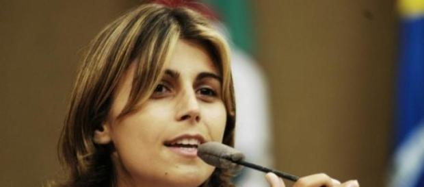 Manuela conseguiu adiar votação Manuela conseguiu adiar votação