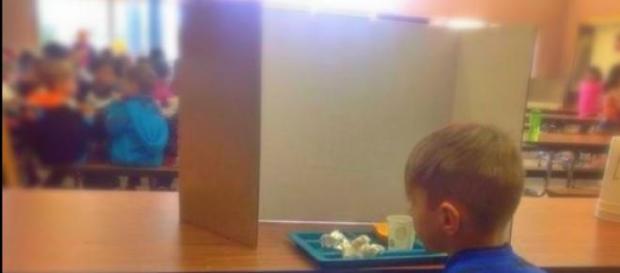 Menino deixou de querer almoçar. Menino deixou de querer almoçar.