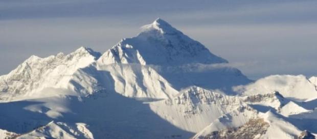 Monte Everest está a tornar-se numa lixeira Monte Everest está a tornar-se numa lixeira