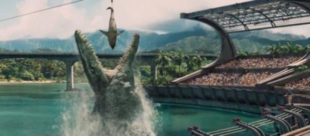 Mosasaurus alimentado en el acuario Mosasaurus alimentado en el acuario