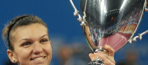 Simona Halep cu un trofel castigat Simona Halep cu un trofel castigat