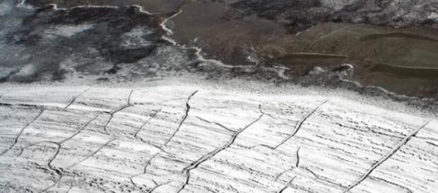 Vista aérea del permafrost quebrándose Vista aérea del permafrost quebrándose