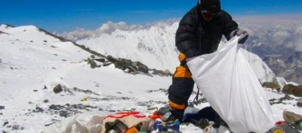Beaucoup de déchets sont laissés sur l'Everest. Beaucoup de déchets sont laissés sur l'Everest.