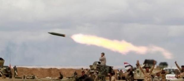 L'artillerie en action à Tikrit L'artillerie en action à Tikrit
