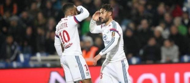 Lacazette et Fekir se congratulant. Lacazette et Fekir se congratulant.