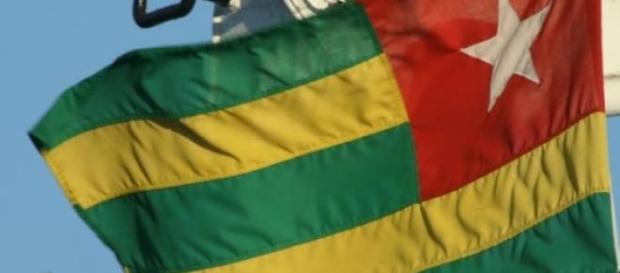 Le drapeau togolais qui flotte au vent. Le drapeau togolais qui flotte au vent.