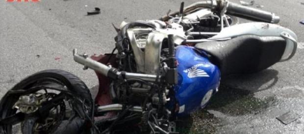 Acidente foi entre a mota da vítima e um carro. Acidente foi entre a mota da vítima e um carro.