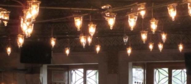 Dentro da mesquita, muçulmanos praticam sua fé Dentro da mesquita, muçulmanos praticam sua fé