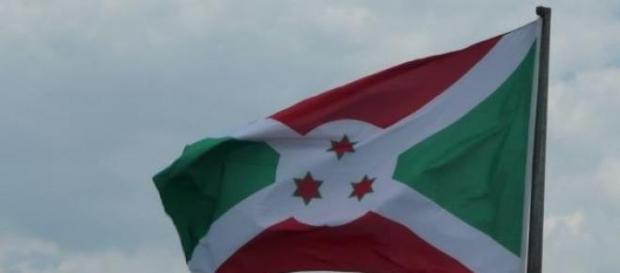 Drapeau Burundais flottant au vent Drapeau Burundais flottant au vent