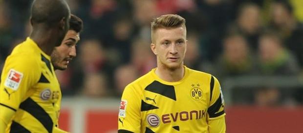 Marco Reus bekam "Pferdekuss" von Dennis Erdmann. Marco Reus bekam "Pferdekuss" von Dennis Erdmann.