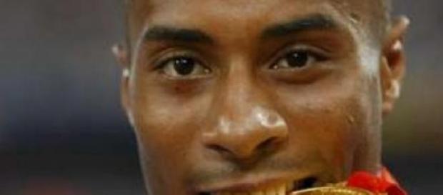 Nelson Évora volta a sorrir com ouro de Praga Nelson Évora volta a sorrir com ouro de Praga