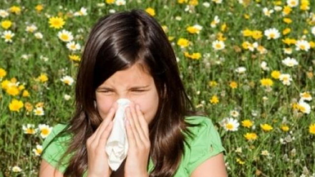 Ragazza alle prese con l'allergia