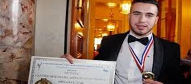 Armando Curri avec sa médaille et son diplôme Armando Curri avec sa médaille et son diplôme