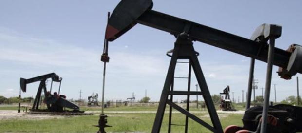 Extracción de petróleo en uno de los pozos Extracción de petróleo en uno de los pozos