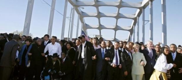 Obama prend la pose sur le pont Edmund Pettus Obama prend la pose sur le pont Edmund Pettus