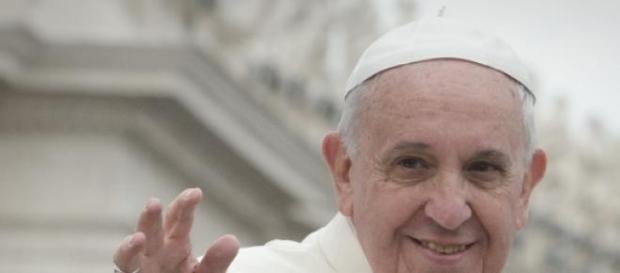 Papa Francisco felicita mulheres após oração Papa Francisco felicita mulheres após oração