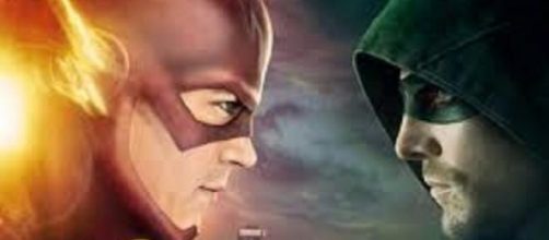 The Flash e Arrow l'uno di fronte all'altro.