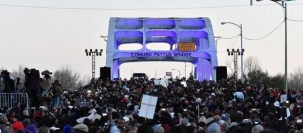 15.000 à 20.000 personnes étaient sur le pont. 15.000 à 20.000 personnes étaient sur le pont.