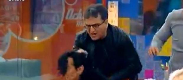 A luta pelo poder tornou-se literal. A luta pelo poder tornou-se literal.