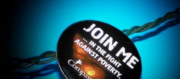 Badge asking the public to help fight poverty Badge asking the public to help fight poverty