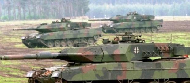 Czołgi Leopard 2 w marszu. Bundeswehr-Fotos CC 2 Czołgi Leopard 2 w marszu. Bundeswehr-Fotos CC 2