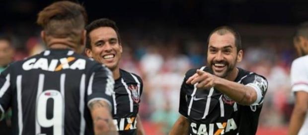 Danilo decide mais uma vez e Corinthians vence Danilo decide mais uma vez e Corinthians vence