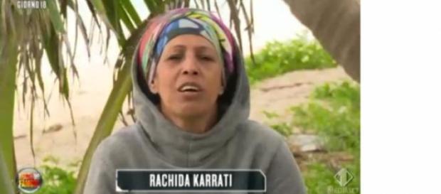 Isola dei famosi: Rachida offende Cecilia. Isola dei famosi: Rachida offende Cecilia.