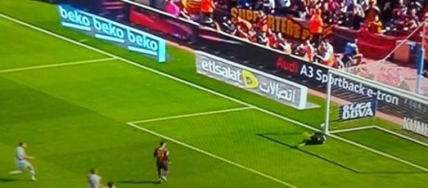Messi falla penalti, repite y marca Messi falla penalti, repite y marca