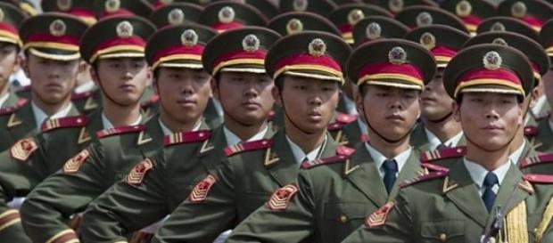 O reforço militar chinês ameaça países vizinhos. O reforço militar chinês ameaça países vizinhos.