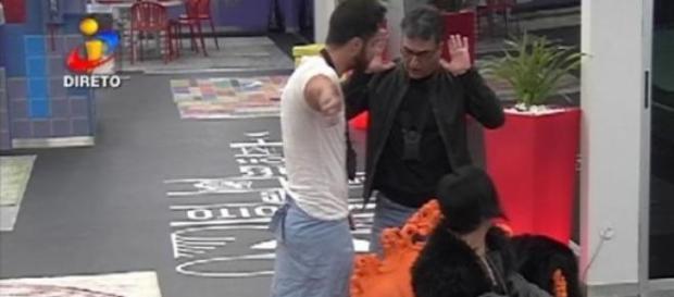 Zézé Camarinha agrediu o socialite. Zézé Camarinha agrediu o socialite.