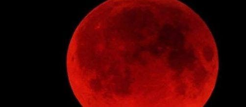 Eclissi di luna rosso sangue