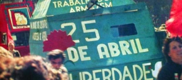 25 de abril entre fotografias e desenhos 25 de abril entre fotografias e desenhos