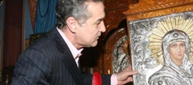 Gigi Becali: ”Toată averea mea o dau lui Hristos” Gigi Becali: ”Toată averea mea o dau lui Hristos”