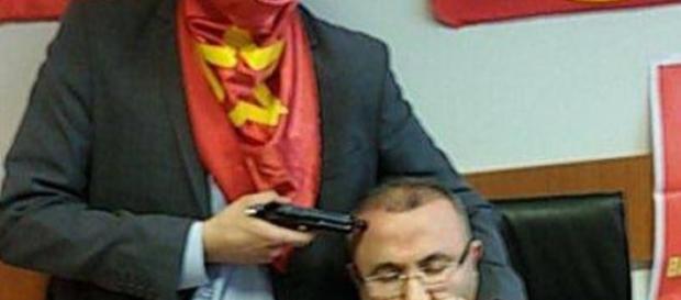 Il pm Kiraz, tenuto in ostaggio nel suo studio. Il pm Kiraz, tenuto in ostaggio nel suo studio.