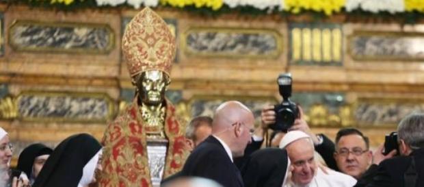 La festa delle suore a papa Francesco La festa delle suore a papa Francesco