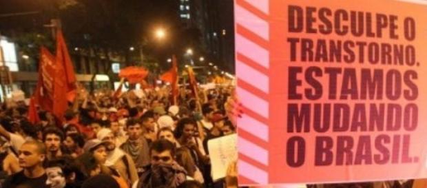 Manifestações no Brasil mostram o povo descontente Manifestações no Brasil mostram o povo descontente
