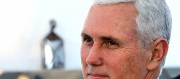 Mike Pence modifiera la loi pour les homosexuels. Mike Pence modifiera la loi pour les homosexuels.
