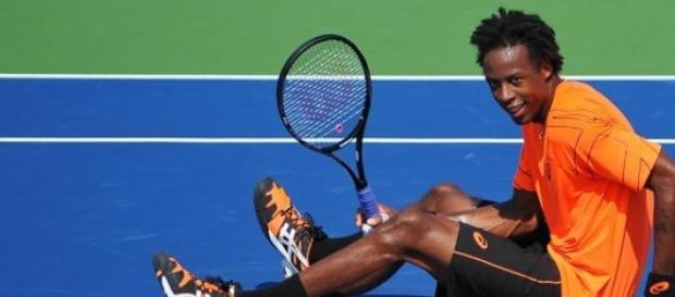 Monfils est à terre pour le moment. Monfils est à terre pour le moment.
