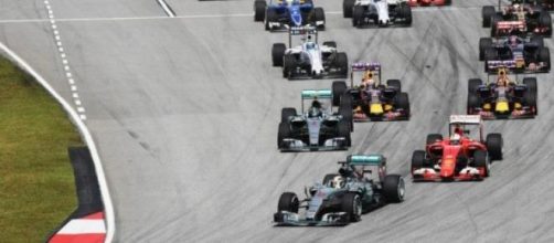 Monoposto di Formula 1 alla prima curva