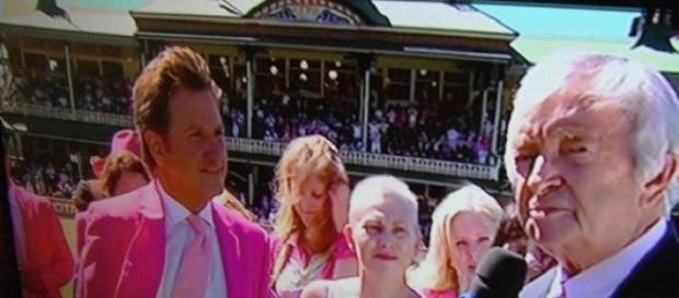 Benaud as ever engaging with his audience Benaud as ever engaging with his audience