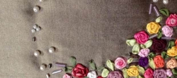 Broderie fleurie aux rubans - expo Broderie fleurie aux rubans - expo