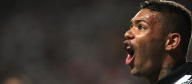 Carlos abriu o placar no jogo contra o Santa-Fé. Carlos abriu o placar no jogo contra o Santa-Fé.