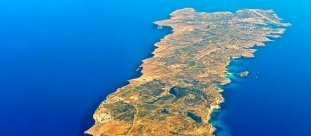 Die Idylle trügt: Vor Lampedusa geschehen Dramen Die Idylle trügt: Vor Lampedusa geschehen Dramen