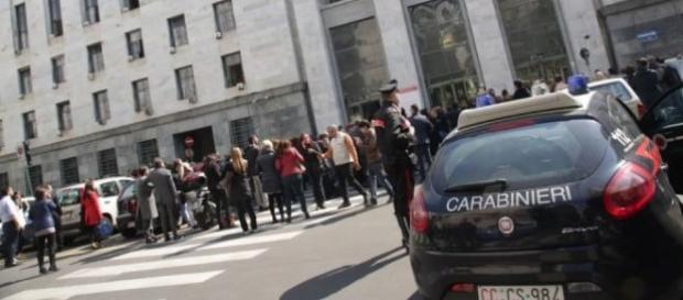 Fila interminabile davanti al tribunale di Milano Fila interminabile davanti al tribunale di Milano