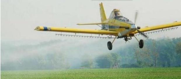 Imagen de la pulverización aérea Imagen de la pulverización aérea